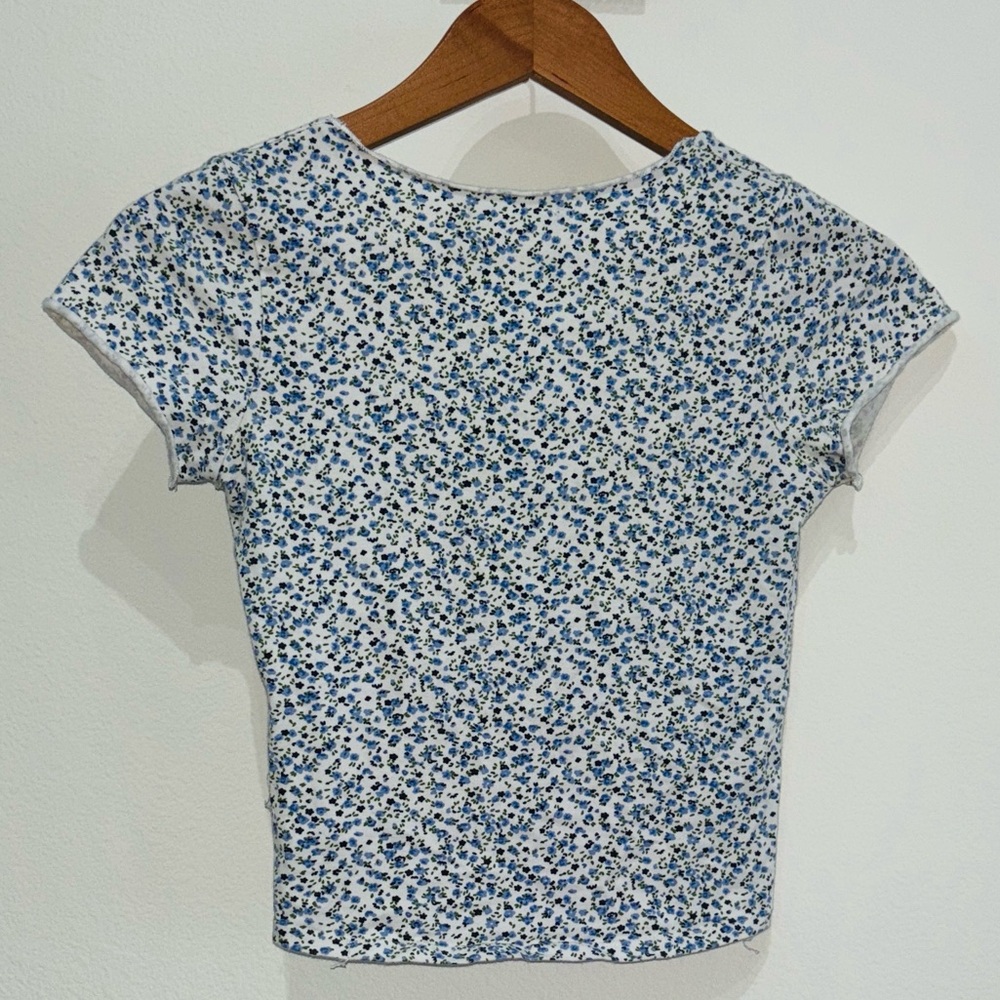 🌼🪻💙🕊️Brandy Melville Blue Floral Gina Top - Picture 3 of 6